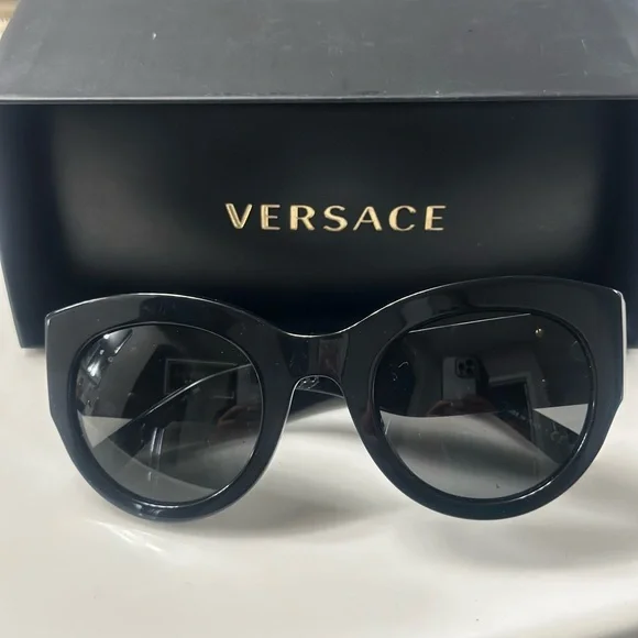 Versace Black Oversized Cat-Eye Sunglasses Versace Black Cat-Eye Sunglasses Versace main image 4